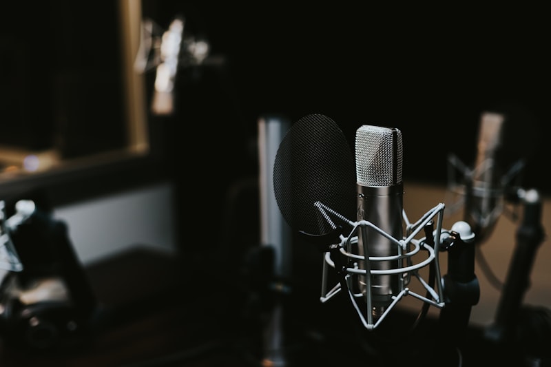 Un enregistrement de baladodiffusion en cours dans un studio d'enregistrement moderne